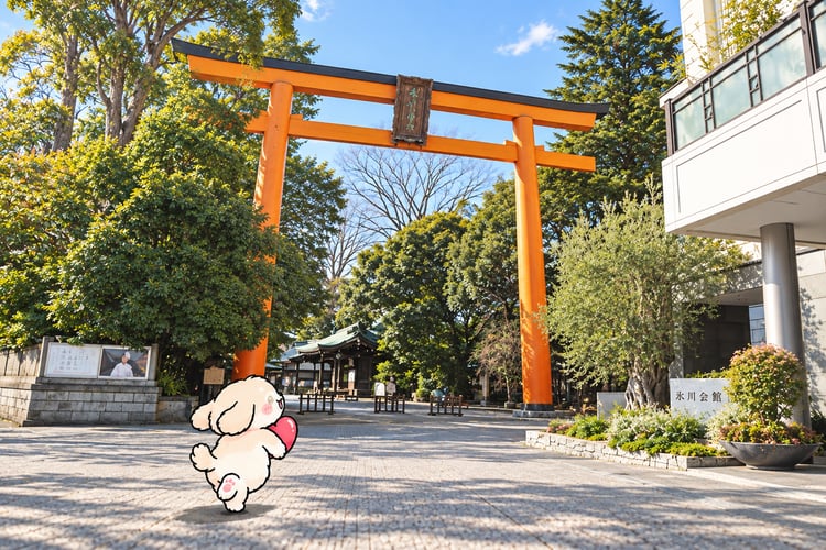 川越氷川神社の大鳥居へ向かういちず犬（AI生成イメージ）