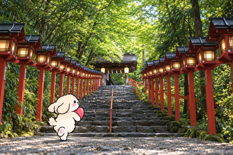 貴船神社の灯籠が並ぶ参道へ向かういちず犬(AI生成イメージ)
