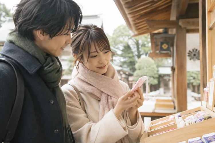 お守りをプレゼントするときにをイメージした写真