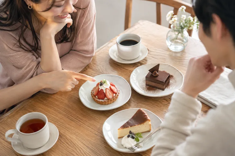 デートでスイーツをシェアする?ふたりの好みを相談するコツをイメージした写真